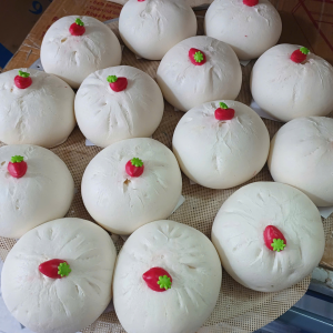 bánh bao nhân thịt trứng muối truyền thống